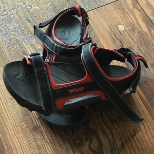 Boys Teva’s size 1